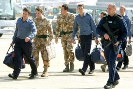 Část patnácti zajatých britských vojáků při návratu domů