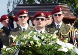 Vojáci nesou květiny při pohřbu českého vojáka.