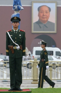Čínští vojáci na Náměstí nebeského klidu v Pekingu.