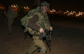 Izrealský voják na pomezí Izreale a pásma Gazy během pozemní ofenzivy.
