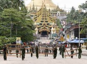 Myanmští vojáci staví proti demonstrantům v Rangúnu barikády
