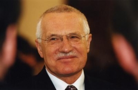Václav Klaus se usmívá, právě byl zvolen prezidentem, únor 2003.