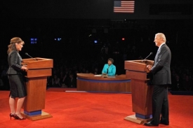 Republikánka Sarah Palinová a demokrat Joe Biden v televizní debatě.