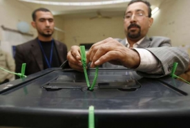 Uzavírání volebních uren v Basře.