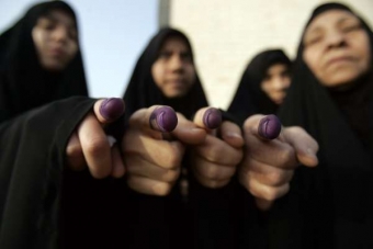 Šíitky s označenými prsty při volbách v Basře.