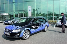 Volkswagen umí zaparkovat i bez řidiče. Zatím jen při testech.