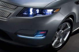 Futuristický charakter Chevroletu Volt mají podtrhnout světlomety.