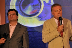 Premiér Topolánek a ministr Vondra představili cukrový EU šot.