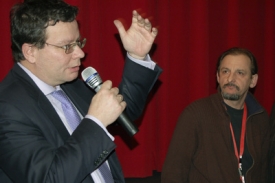 Alexandr Vondra (vlevo) diskutuje s diváky na Berlinale.