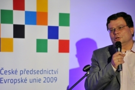 Alexandr Vondra při čtvrteční tiskové konferenci