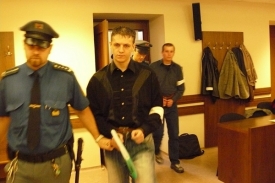 Justiční stráž přivádí do soudní síně Tibora Zemana.