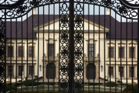 &Uacute;řad vl&aacute;dy před&aacute; z&aacute;mek v Koloděj&iacute;ch restituentovi v &uacute;noru.