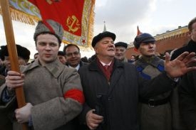 Lídr ruských komunistů Gennadij Zjuganov se svými stoupenci