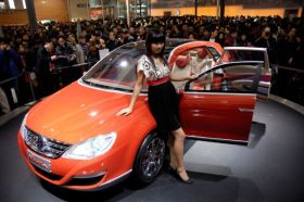 VW představuje vůz Neeza na veletrhu automobilů v Číně roku 2006.