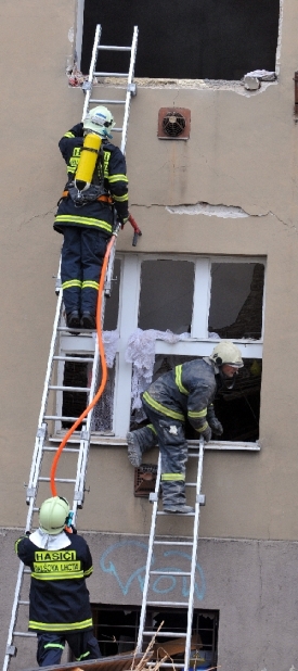 Výbuch plynu zdevastoval čtyři patra domu v Hradci Králové.