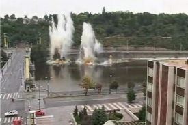 Výbuch na dně Vltavy v Praze vymrštil sloup vody do výšky 20 metrů.