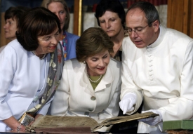 První dámy Laura Bushová a Livie Klausová na prohlídce Strahovského kláštera
