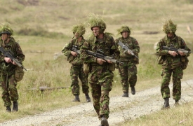 Vojáky v Boleticích o víkendu střídají turisté.