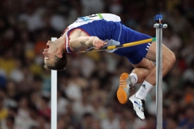 Tomáš Janků nad laťkou v olympijském závodě.