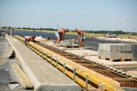 Výstavba tuzemských dálnic vyvolává řadu otazníků.