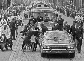 Kennedyho obdivovatelky se vtrhají k jeho vozu v Berlíně.