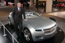 Rick Wagoner pózuje u nové naděje koncernu GM, konceptu Chevrolet Volt