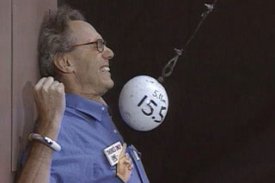 Walter Lewin demonstruje svou v&iacute;ru v z&aacute;kon o zachov&aacute;n&iacute; energie.