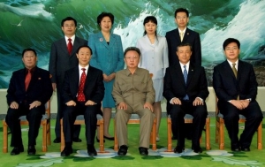 Oficiální portrét z čínské návštěvy Severní Koreje minulý týden.
