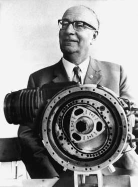 Felix Wankel s prototypem svého životního vynálezu, který ovlivnil automobilový průmysl šedesátých let. Za studií měl problémy s matematikou i fyzikou, řidičský průkaz nevlastnil nikdy v životě. 