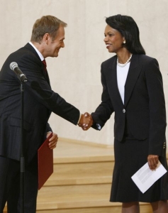 Donald Tusk s Condoleezzou Riceovou při podpisu dohody o raketách.