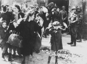 Němečtí vojáci vyhánějí židovské obyvatelstvo.