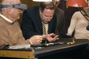Douglas Stiles studuje hodinky vyrobené jeho předkem.