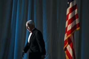 Senátor John McCain odešel poražen...