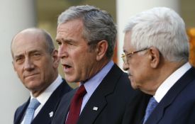 Zleva: Ehud Olmert, George Bush a palestinský prezident Mahmúd Abbás