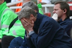 Arséne Wenger teď s hlavou v dlaních řeší svou budoucnost v Arsenalu
