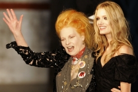 Vivienne Westwoodová (vlevo) s modelkou.