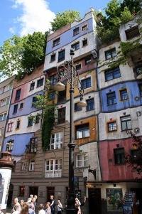 Hundertwasserův dům ve Vídni.