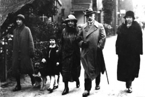 Vilém s manželkou a příbuznými na procházce v Doornu.