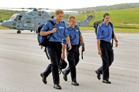 Princ William (vlevo) se účastní výcviku v Karibiku.