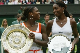 Sestry Williamsovy po wimbledonském finále roku 2003 (vlevo Serena).