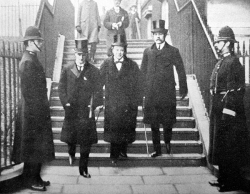 Winston Churchill (uprostřed).