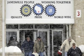 Zaměstnanci opouštějí jednu z továren automobilky General Motors.