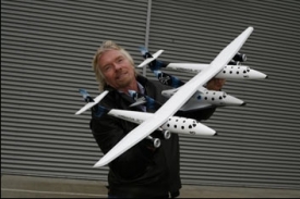 Investor Richard Branson s modelem letadla White Knight Two.