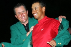 O pět z posledních šesti titulů na Masters se podělila dvojice Tiger Woods (vpravo) - Phil Mickelson.