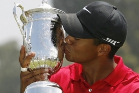 Tiger Woods líbá pohár pro vítěze US Open.