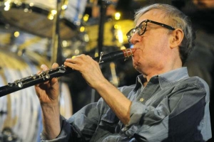 Woody Allen při svém pražském koncertu.