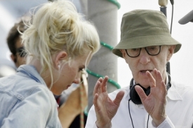 Woody Allen s herečkou Scarlett Johansson při natáčení zatím bezejmenného filmu v Barceloně