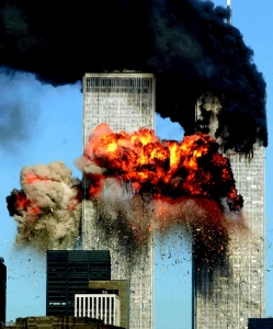 Hořící Světové obchodní centrum 11. září 2001.