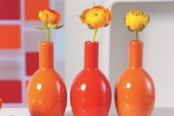 Fádní interiér spolehlivě probudí například barevné vázy.