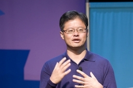 Odstupující generální ředitel Yahoo Jerry Yang
